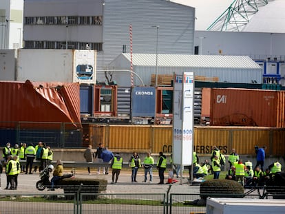 Piquetes informativos de los transportistas en el puerto de Barcelona.