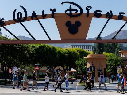 Actores y guionistas de Hollywood manifestándose ante los estudios Disney en California.
