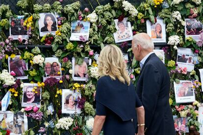 Joe y Jill Biden visitan el memorial de las víctimas de Surfside.