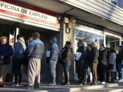 Gente haciendo cola en una oficina de empleo en Madrid.
