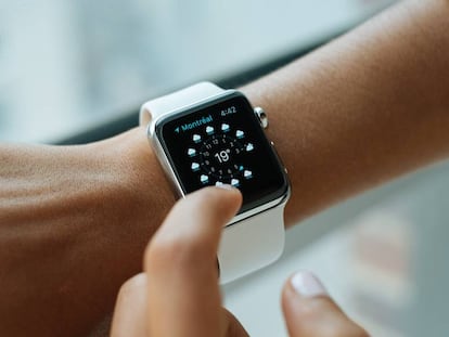 Una persona consulta la información meteorológica en un Apple Watch Series 4.