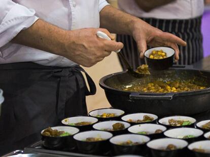 Un cuiner prepara un plat halal amb cigrons a la fira Alimentària.