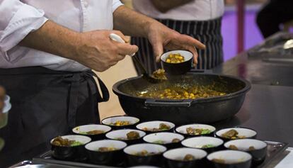 Un cocinero prepara un plato halal con garbanzos en la feria Alimentaria.