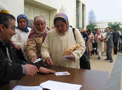 Varias mujeres esperan para ser entrevistadas por empresarios españoles en Mohamedia.