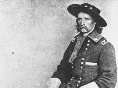 El general George A. Custer, con el uniforme de la caballería (1839-1876).
