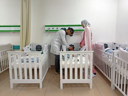 Un doctor y una enfermera de la unidad neonatal del hospital de Nueva Capital Administrativa atienden a uno de los bebés prematuros que permanecen solos