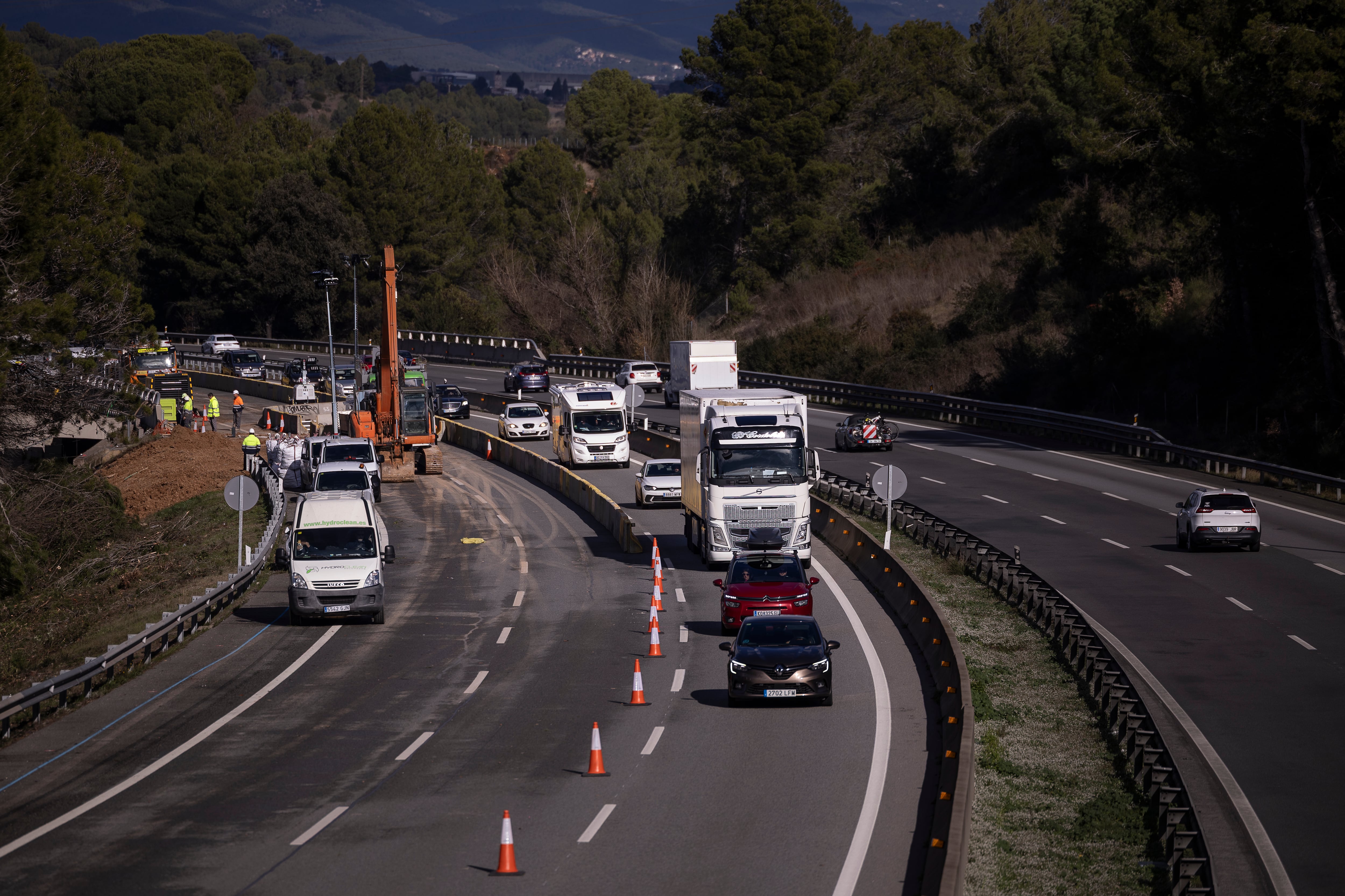 La Autopista AP-7, este domingo, reabierta con un carril en sentido sur en el lugar donde se desplomó el talud que colisionó con un tren de Rodalies.