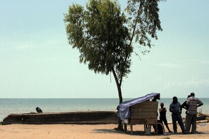 El pequeño asentamiento pesquero donde vive Olivier en Bujumbura es un espacio tan pequeño que se está en él de repente. Carece de esa dignidad que otorgan unas afueras, una periferia. Aquí conviven una treintena de hombres que entienden la pesca tradicional como su propio referéndum al sí a la vida.