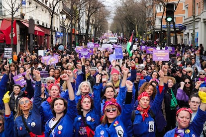 Un grupo de mujeres alza el brazo durante una manifestación en París. 