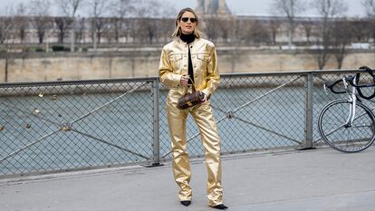 Helena Bordon con un look dorado de Louis Vuitton durante la Paris Fashion Week Fall Winter 2023 2024.