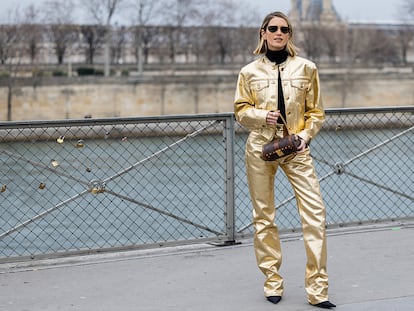 La 'influencer' Helena Bordon con un look dorado de Louis Vuitton durante la Paris Fashion Week Fall Winter 2023 2024.