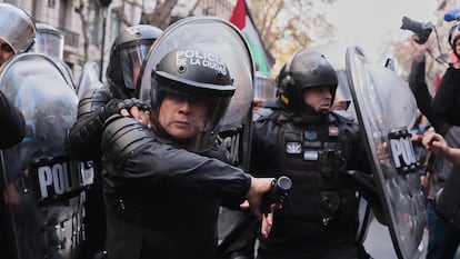 Integrantes de la Policía argentina contienen una manifestación en Buenos Aires, el 11 de junio.