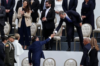 El presidente de Colombia, Gustavo Petro, saluda a Felipe VI, durante la ceremonia de investidura en la Plaza Bolívar de Bogotá.