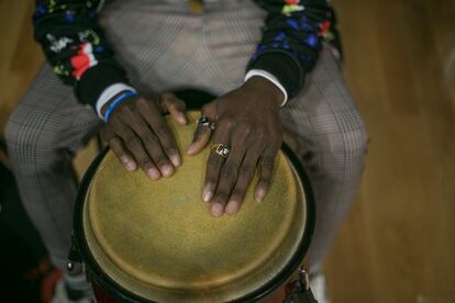 Yaya Kone, de 18 años, toca el tambor en un día de ensayo.