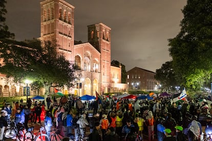 Estudiantes pro-Palestina protestan a las afueras de la Universidad de California en Los Ángeles, California