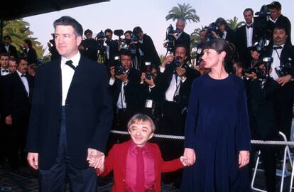 Anderson junto a Lynch y Mary Sweeney durante el estreno en Cannes de Fuego: Camina conmigo (1992). Pobrecito. Hoy ya nadie le llevará de la mano. Eran tiempos mejores…