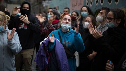 Protesta para paralizar un desahucio, este jueves en Barcelona.