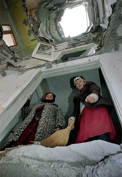 Dos mujeres arreglan su casa bombardeada en Grozny, en 1995.