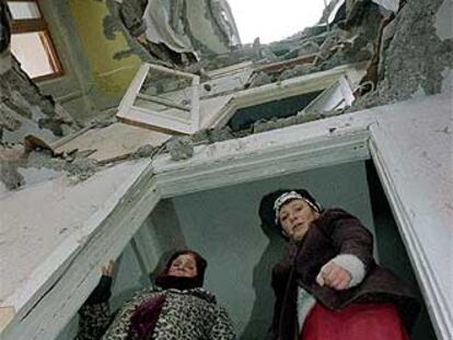 Dos mujeres arreglan su casa bombardeada en Grozny, en 1995.