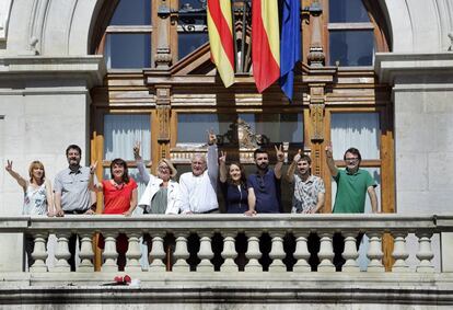 El alcalde Joan Ribó, con los ocho concejales de Compromís, en el balcón del Ayuntamiento.