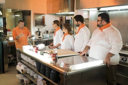 Alberto Chicote, dando indicaciones a los concursantes en las cocinas de Yakitoro.