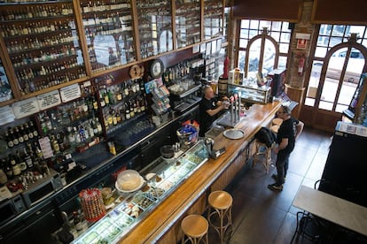 <b>Quimet d'Horta </b>La plaça Eivissa és un oasi enmig d'Horta, i el Quimet la seva palmera. Un bar de tota la vida, gairebé centenari, on parar-se a fer un vermut o menjar alguna cosa. Un bar d'aquells que no volem que s'acabin, i cada dia són menys habituals en una ciutat que tendeix a la uniformització.