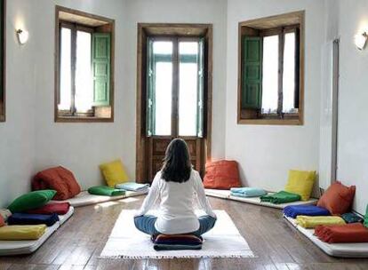 Una mujer hace yoga en la casa rural Los Castaños, en Cercedilla.