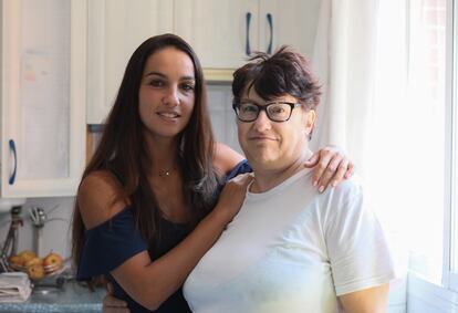 Carmen García posa con su madre, el pasado viernes en su casa, en Alcorcón. 