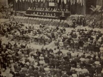 Reproducción de la portada del diario de Barcelona del dia 08/05/1962, que ilustra la inauguración del Congreso de Editores en la Sala Oval del Palau Nacional de Montjuic.