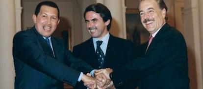 Jos&eacute; Mar&iacute;a Aznar, en el centro, con los entonces presidentes de Venezuela, Hugo Ch&aacute;vez izquierda, y Colombia, Andr&eacute;s Pastrana.