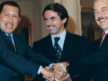 Jos&eacute; Mar&iacute;a Aznar, en el centro, con los entonces presidentes de Venezuela, Hugo Ch&aacute;vez izquierda, y Colombia, Andr&eacute;s Pastrana.