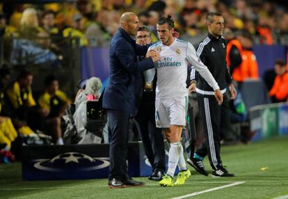 Bale saluda a Zidane después de pedir el cambio contra el Borussia.
