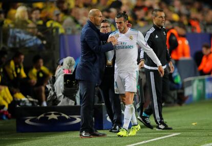 Bale saluda a Zidane despu&eacute;s de pedir el cambio contra el Borussia. 