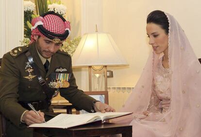 El príncipe de Jordania Hamzeh bin al-Hussein firma los papeles del enlace junto a su prometida, la princesa Basma, durante la boda en el Palacio Real en Aman (Jordania), el 13 de enero de 2012.