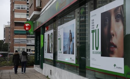 Anuncios de préstamos personales en una sucursal bancaria en Madrid.