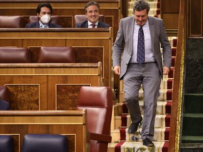 El diputado del PP de Cantabria, Iñigo Fernández, a su llegada a un pleno en el Congreso de los Diputados, este martes, en la que se ha debatido la toma en consideración de una propuesta de ley socialista para agravar las penas por delito de trata de seres humanos en contexto de guerra.