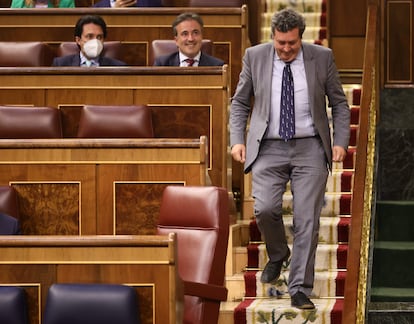 El diputado del PP de Cantabria, Iñigo Fernández, a su llegada a un pleno en el Congreso de los Diputados, este martes, en la que se ha debatido la toma en consideración de una propuesta de ley socialista para agravar las penas por delito de trata de seres humanos en contexto de guerra.