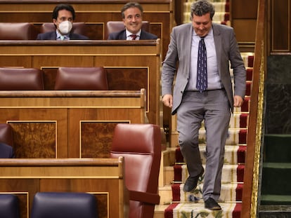 El diputado del PP de Cantabria, Iñigo Fernández, a su llegada a un pleno en el Congreso de los Diputados, este martes, en la que se ha debatido la toma en consideración de una propuesta de ley socialista para agravar las penas por delito de trata de seres humanos en contexto de guerra.