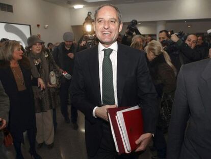 El expresidente de la Generalitat Valenciana Francisco Camps, en febrero de 2012, antes de leer su tesis.