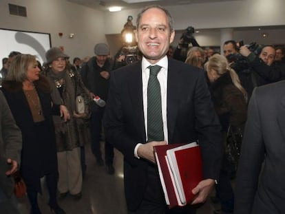 El expresidente de la Generalitat Valenciana Francisco Camps, en febrero de 2012, antes de leer su tesis.