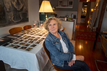 Isabel Azkarate con imágenes de su archivo en su casa de San Sebastián. 
