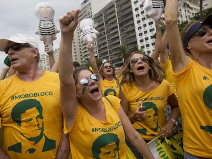 Manifestantes con camisetas del juez S&eacute;rgio Moro, en R&iacute;o de Janeiro.