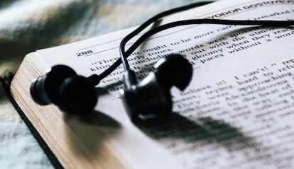 Auriculares encima de una libro