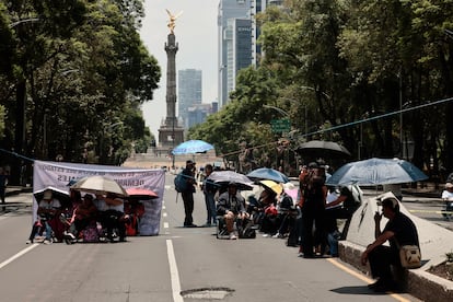 Integrantes de la CNTE protestan este jueves, en Ciudad de México.