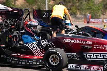 Piloto de la Universidad Gadjah Mada, de Indonesia, en una sesión de prácticas de Formula Student en el Circuito de Cataluña. Barcelona, 5 de agosto de 2024.