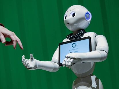 Un robot interactúa con una mujer en una actividad del Campus Digital de Hammer Brooklyn, en noviembre 2019.