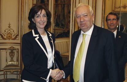 La secretaria Roberta Jacobson, (izquierda), con el ministro de Asuntos Exteriores, José Manuel García Margallo, este lunes en Madrid.