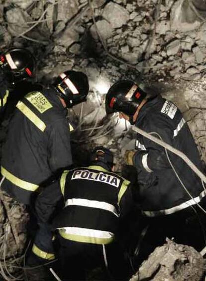 Los equipos de rescate continúan sacando escombros tras el atentado en el módulo D del aparcamiento de la Terminal 4 de Barajas.