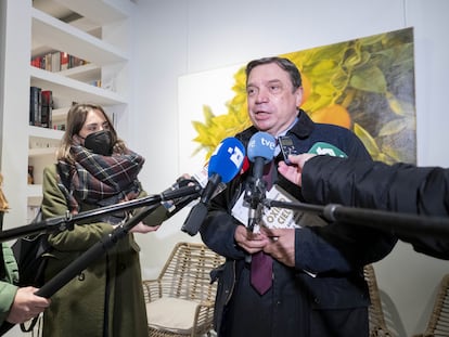 El ministro de Agricultura, Pesca y Alimentación, Luis Planas, en la presentación del libro 'El óxido del cielo' este lunes en Madrid.