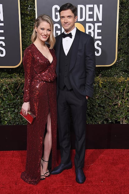 La actriz y modelo Ashley Hinshaw acudió junto a su marido, el actor de Venom Topher Grace. Ella se sumó a la tendencia de las lentejuelas.